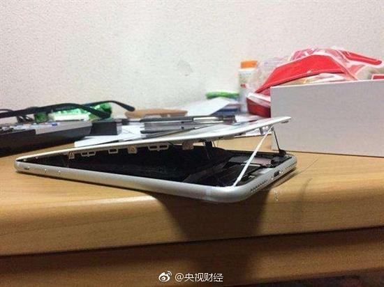 重演Note7悲?。垦胍晥D文呈現又一iPhone 8電池爆裂