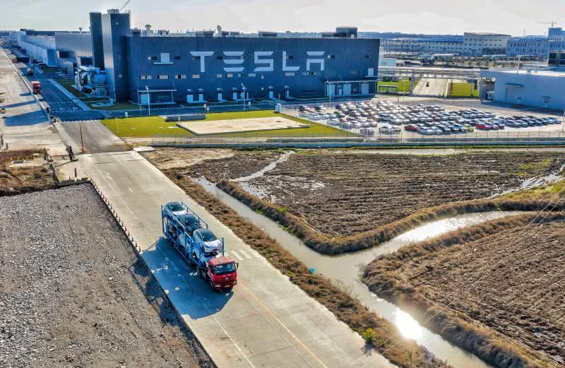 上海特斯拉超級工廠全面恢復生產 新車源源不斷拉出廠區
