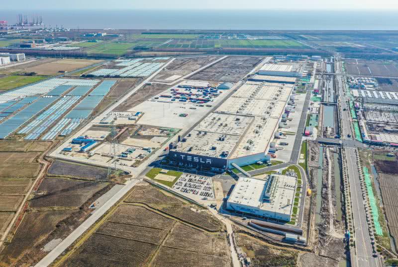 上海特斯拉超級工廠全面恢復生產 新車源源不斷拉出廠區
