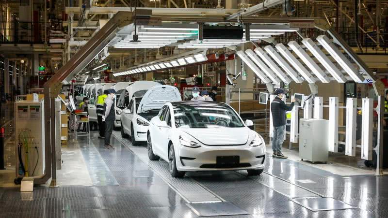上海特斯拉超級工廠全面恢復生產 新車源源不斷拉出廠區