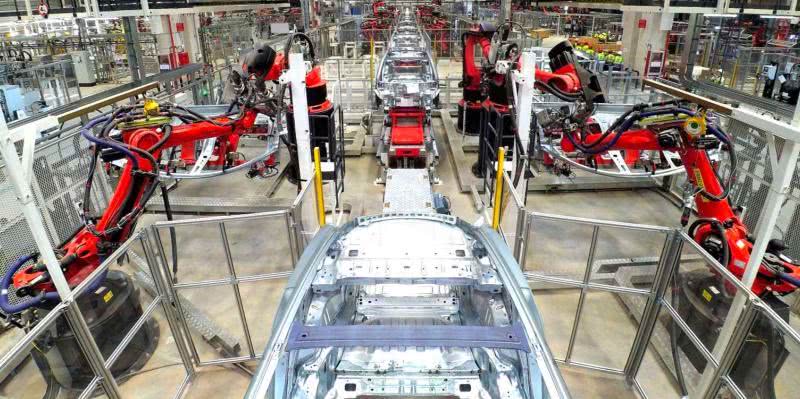 上海特斯拉超級工廠全面恢復生產 新車源源不斷拉出廠區