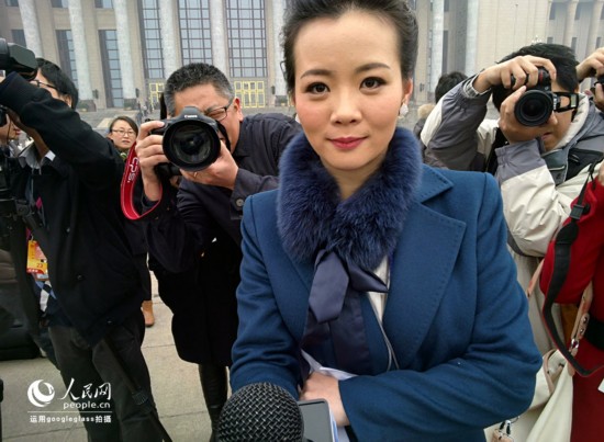圖為用Google眼鏡拍攝的某媒體記者接受新華社等幾家媒體采訪現(xiàn)場。