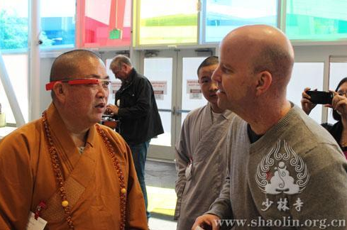 少林寺方丈訪問(wèn)美國(guó)蘋(píng)果、谷歌 體驗(yàn)智能眼鏡 