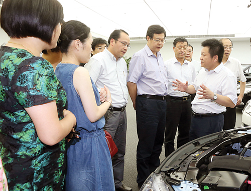 上海新能源車將免費(fèi)充電 政協(xié)委員考察示范基地