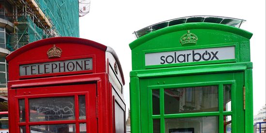 英國倫敦將廢棄電話亭改造為太陽能手機充電站