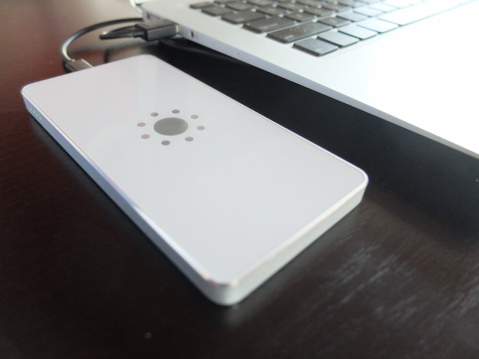 QiPack：是無線充電器，也是移動電源