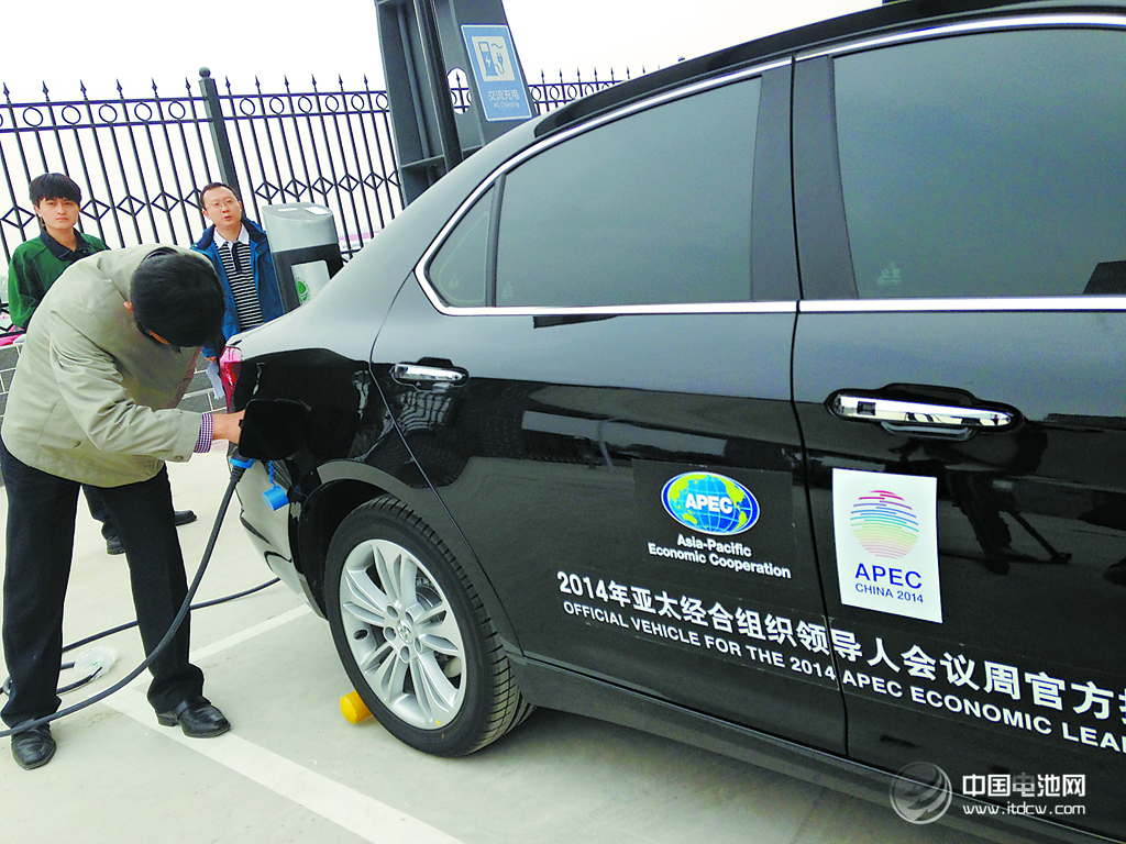 首都機(jī)場首座電動(dòng)車充電站投運(yùn)  1至2小時(shí)充滿