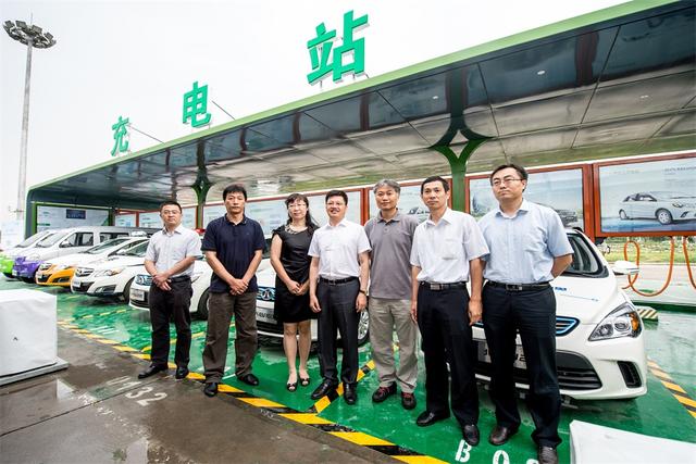 北汽新能源200臺(tái)純電動(dòng)微公交在北京亦莊開跑 北汽新能源200臺(tái)純電動(dòng)微公交在北京亦莊開跑