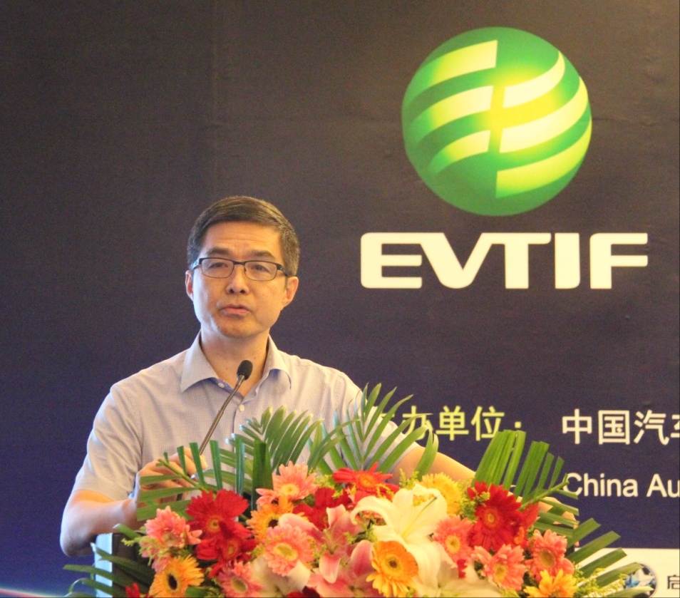 歐陽明高:高額補貼致新能源商用車產量超常規增長 歐陽明高:高額補貼致新能源商用車產量超常規增長