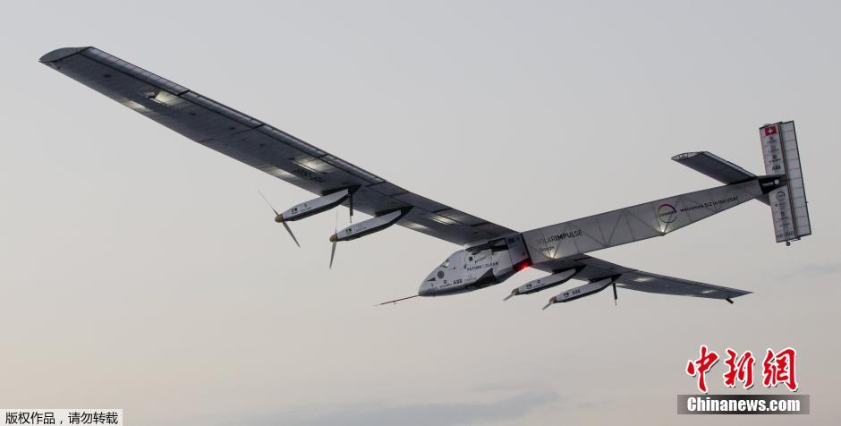 世界最大太陽能飛機“陽光動力2號”更換電池后進行試飛。