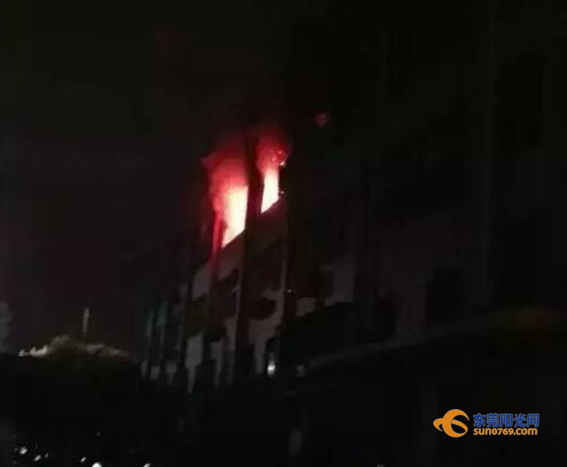 廣東深圳:中準(zhǔn)能源廢舊圓柱鋰電池堆冒煙起火 無傷亡 廣東深圳:中準(zhǔn)能源廢舊圓柱鋰電池堆冒煙起火 無傷亡