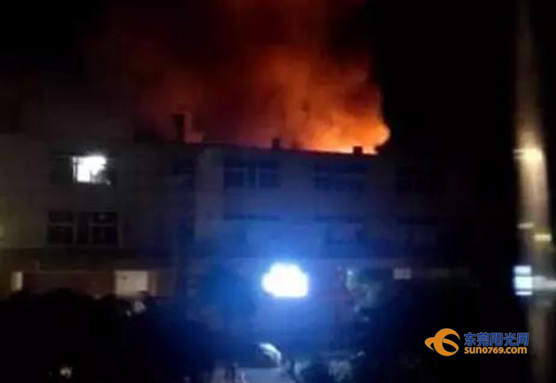 廣東深圳:中準(zhǔn)能源廢舊圓柱鋰電池堆冒煙起火 無傷亡 廣東深圳:中準(zhǔn)能源廢舊圓柱鋰電池堆冒煙起火 無傷亡