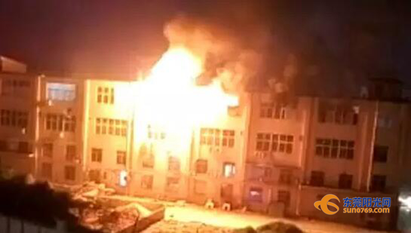 廣東深圳:中準(zhǔn)能源廢舊圓柱鋰電池堆冒煙起火 無傷亡 廣東深圳:中準(zhǔn)能源廢舊圓柱鋰電池堆冒煙起火 無傷亡