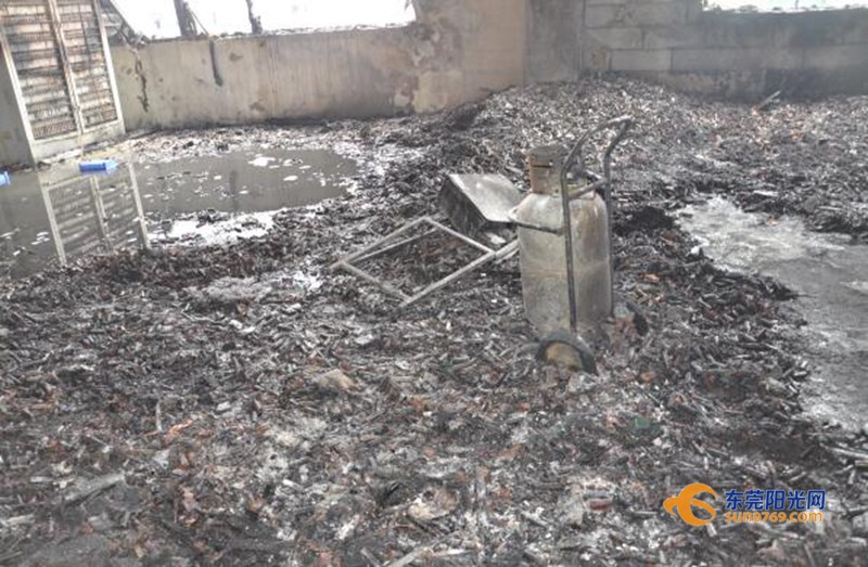 廣東深圳:中準(zhǔn)能源廢舊圓柱鋰電池堆冒煙起火 無傷亡 廣東深圳:中準(zhǔn)能源廢舊圓柱鋰電池堆冒煙起火 無傷亡