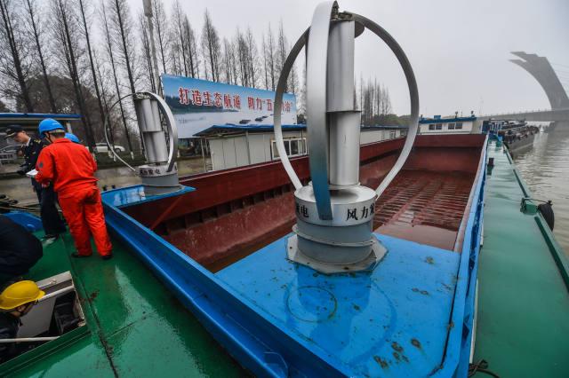 純電動貨運船上裝有風力發電設備和太陽能發電設備，輔助提供船上生活用電（1月18日攝）。