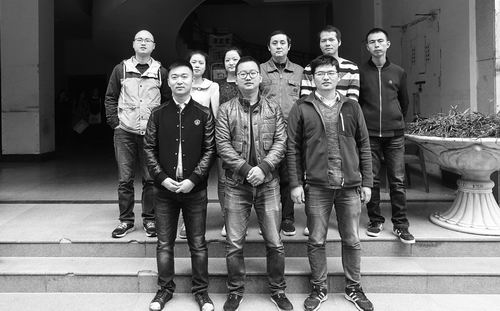 普力科技團(tuán)隊(duì)成員合影，前排中間為團(tuán)隊(duì)創(chuàng)始人馮雪松。