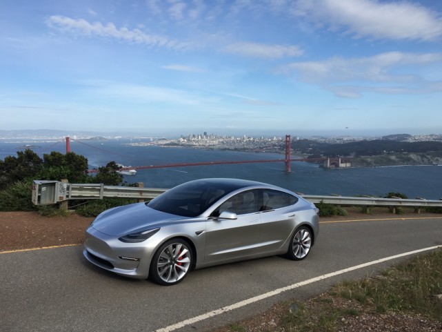 首批Model 3交付在即 能否拯救特斯拉？