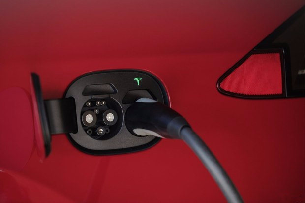 特斯拉擬在華投放“新國標”充電口車型 年底充電樁將破千 特斯拉擬在華投放“新國標”充電口車型 年底充電樁將破千