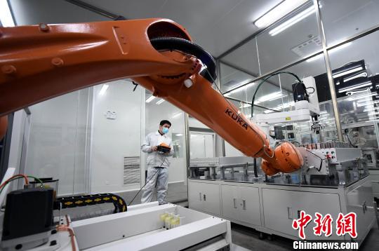 江西首條高容量鋰離子動力電池全自動化生產(chǎn)線試產(chǎn)