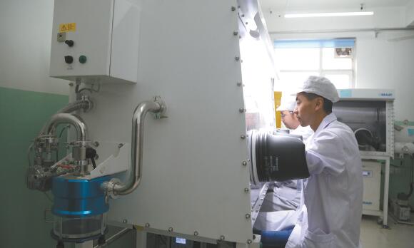 工作人員檢測電池性能 工作人員檢測電池性能