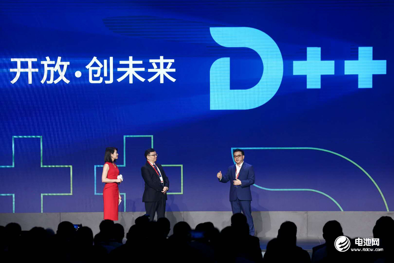比亞迪全球開(kāi)發(fā)者大會(huì)現(xiàn)場(chǎng)，張亞勤與王傳福互動(dòng)