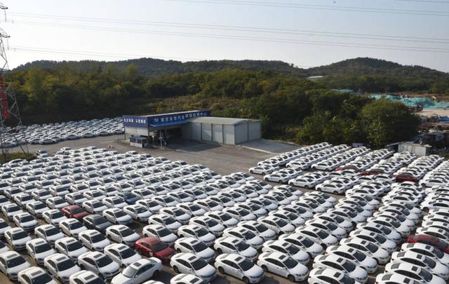 南京近千輛租賃車(chē)空置,滴滴、美團(tuán)現(xiàn)身“網(wǎng)約車(chē)墳場(chǎng)” 南京近千輛租賃車(chē)空置,滴滴、美團(tuán)現(xiàn)身“網(wǎng)約車(chē)墳場(chǎng)”