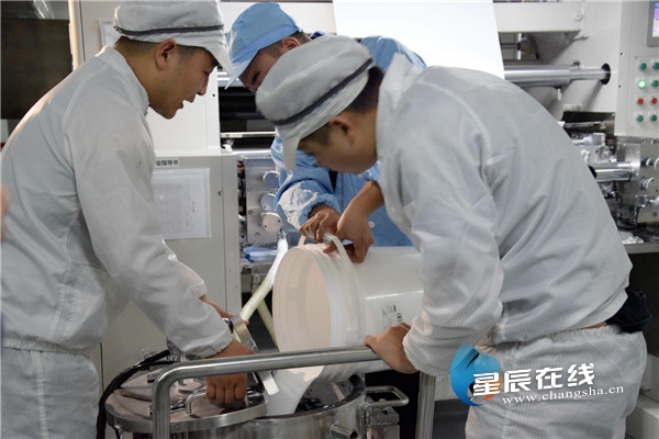 (涂覆產(chǎn)線的工作人員正在進(jìn)行相關(guān)準(zhǔn)備。)