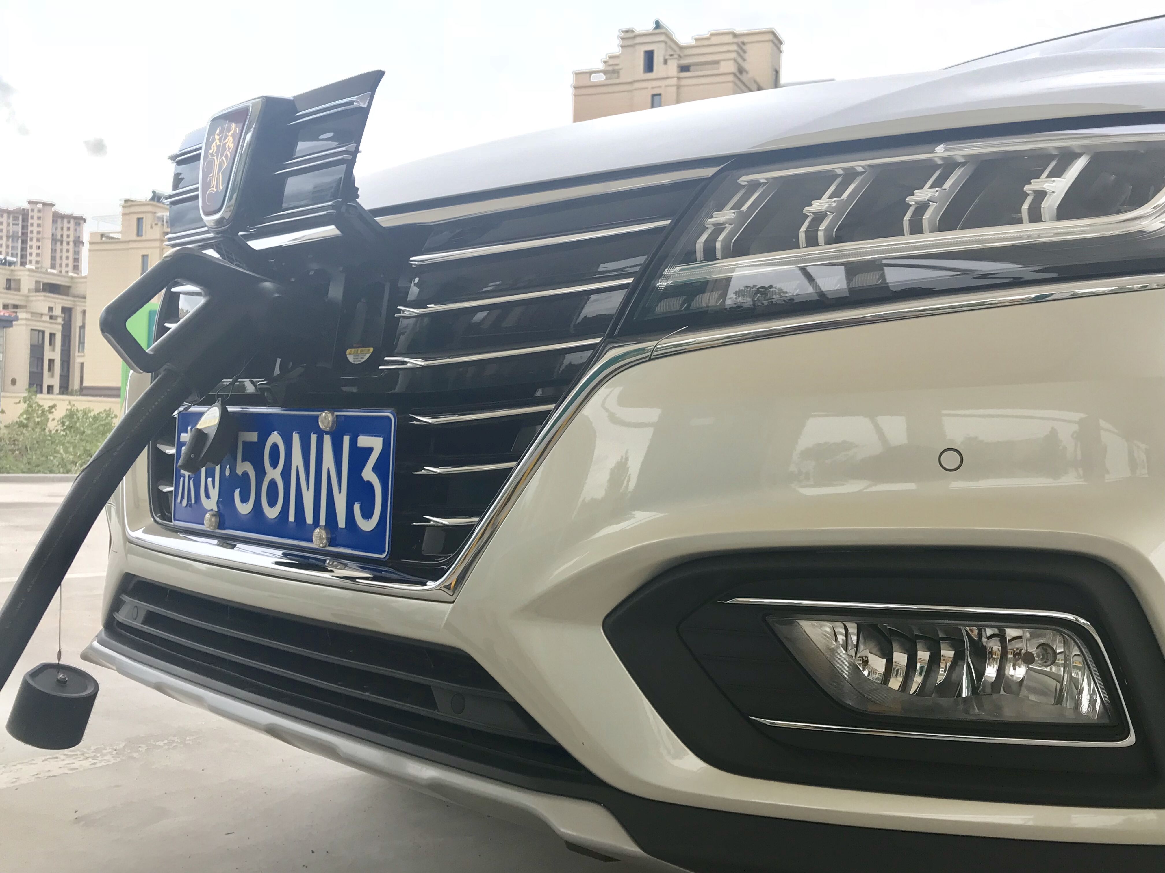 上汽榮威ERX5純電動SUV在國網充電樁充電