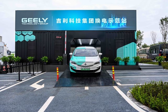 吉利科技集團雙倉式智能換電站
