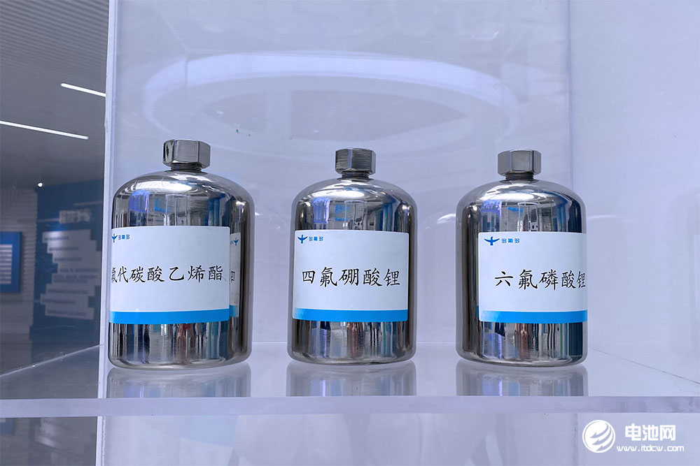 2023年全球六氟磷酸鋰出貨量16.9萬噸 市場規(guī)模同比下滑53.7%