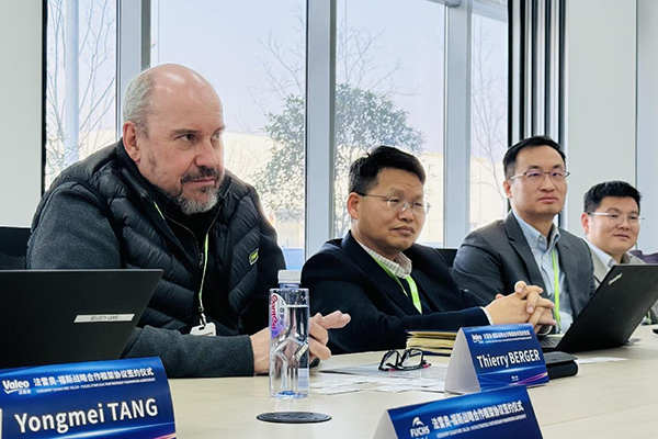 從左至右：法雷奧熱系統(tǒng)中國(guó)區(qū)副總裁Thierry Berger、熱系統(tǒng)中國(guó)區(qū)動(dòng)力總成運(yùn)營(yíng)總監(jiān)王晶、熱系統(tǒng)中國(guó)區(qū)研發(fā)總監(jiān)楊乾洪、平臺(tái)經(jīng)理孫鍵淇